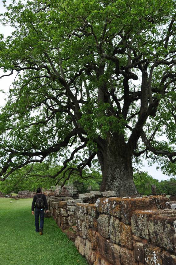 Caminhando pelas ruínas da antiga Missão em São Miguel das Missões, no Rio Grande do Sul
